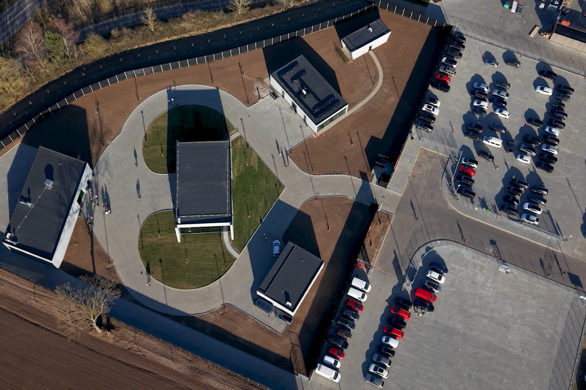 Luftfoto med biler på parkeringspladsen ved DinBilauktion.dk